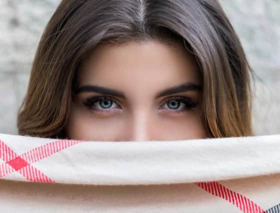 Reduce puffiness around eyes